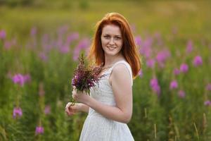 niña feliz con un ramo de flores foto