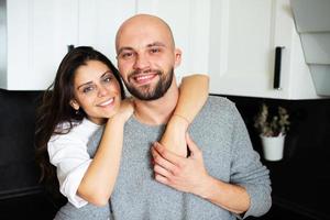 retrato, de, mujer joven, y, hombre, en casa foto