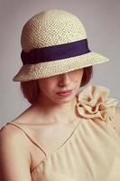 linda chica con sombrero de paja trenzado foto