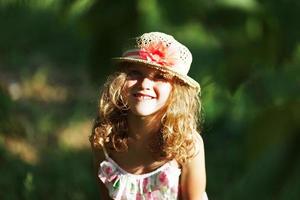 niña feliz con un sombrero foto