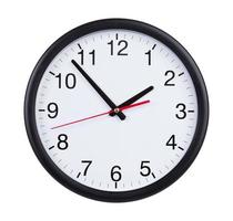 el reloj de la oficina muestra cinco minutos para las dos