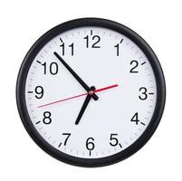 el reloj de la oficina muestra casi las siete en punto