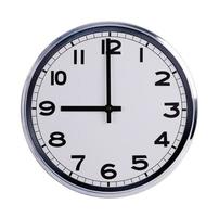 el reloj redondo de la oficina muestra las nueve en punto