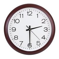 reloj redondo muestra la mitad de la tercera