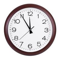 reloj redondo muestra cinco minutos para las doce