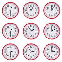 el reloj muestra el tiempo de una hora a tres foto
