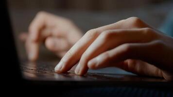 mujer riendo, con, computador portatil, en, regazo foto