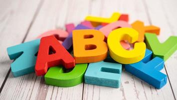 alfabeto inglés madera colorida para el aprendizaje escolar de la educación foto