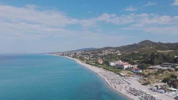luchtfoto van het strand van Chaliidiki chaniotis in griekenland video