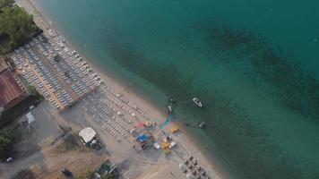 Vista aerea della spiaggia di chaniotis di chalkidiki in grecia video