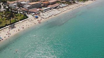 luchtfoto van het strand van Chaliidiki chaniotis in griekenland video