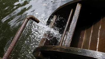 um jato de água impulsiona uma roda d'água
