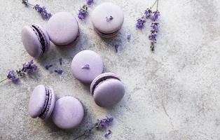 macarons franceses con sabor a lavanda foto