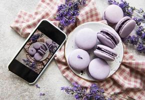 Foto de postres franceses macarrones con lavanda tomada en un smartphone
