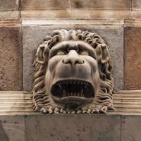 escultura de un feroz hocico de león