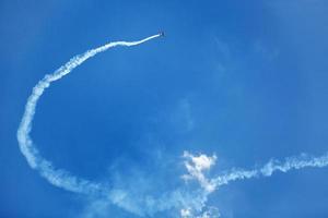 avión volando alto en el cielo foto