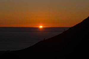 puesta de sol sobre el océano atlántico, galicia, españa