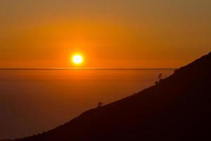 puesta de sol sobre el océano atlántico, galicia, españa foto