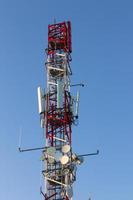 Antena de telecomunicaciones en la cima de una montaña. foto