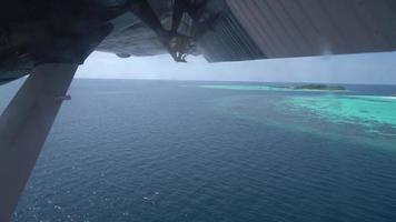 Hermoso mar con vista a la isla de Maldivas desde el avión video