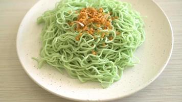 tagliatelle di giada verde con aglio video