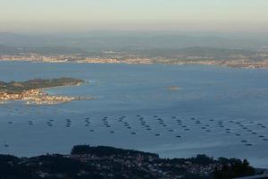 Vista general de la ría de Arosa en Galicia, España foto