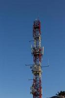 Antena de telecomunicaciones en la cima de una montaña. foto