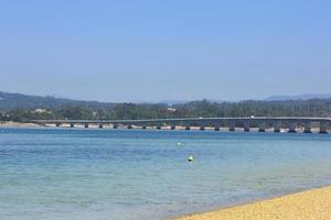 Puente largo que une una isla con el continente. foto