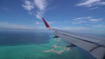 lindo mar com vista da ilha das maldivas do avião video