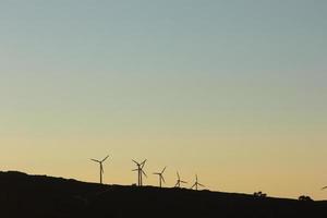 silueta de molinos de generación de energía eléctrica foto