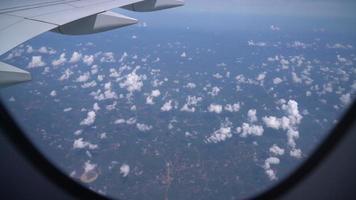 Flugzeugflügel mit schöner Hintergrundansicht aus dem Flugzeugfenster video