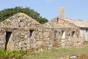 Edificios antiguos en la isla de Salvera en la ría de Arosa foto