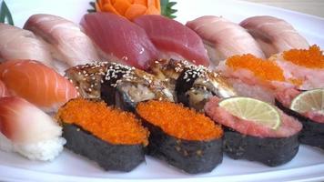 sushi impostato su piatto stile cibo giapponese video