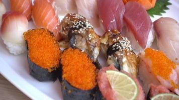sushi impostato su piatto stile cibo giapponese video