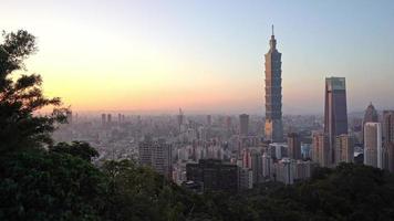 edificios de la ciudad de taipei en taiwán video