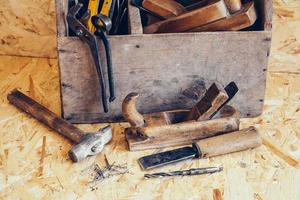 caja de herramientas de madera vieja llena de herramientas. herramientas de carpintería antiguas. naturaleza muerta foto