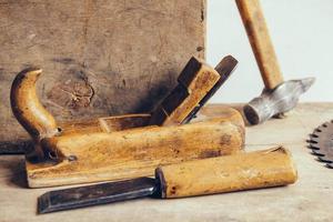 Conjunto de herramienta de carpinteros en el taller de carpinteros