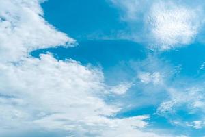 Copie el concepto mínimo del espacio del cielo azul del verano. foto
