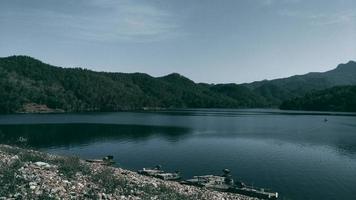 Fondo de lago y montaña en Tailandia. tono oscuro foto