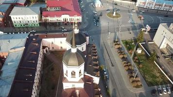 vista aérea de la catedral de la epifanía en la ciudad de tomsk. siberia, rusia. video