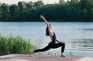 Colocar bastante práctica femenina ejercicio de yoga al aire libre foto