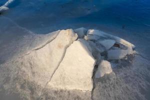 Fondo de hielo blanco con grietas e hinchazón foto