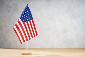 Bandera de mesa de Estados Unidos en la pared con textura blanca. copia espacio foto