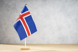 Bandera de mesa de Islandia en la pared con textura blanca. copia espacio foto