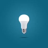 Lámpara de ahorro de energía led 230v aislado sobre fondo de color azul pastel foto