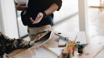 concepto de construcción y estructura del dibujo de trabajo del ingeniero foto