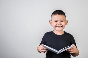 chico divertido leyendo un libro foto