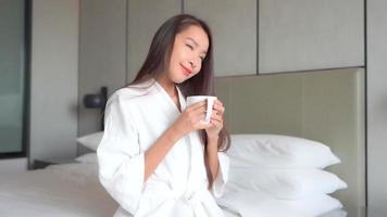 jovem mulher asiática com xícara de café video