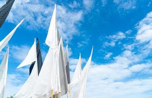 bandera blanca con cielo azul foto