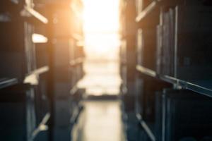 Fondo borroso de biblioteca oscura con sol foto